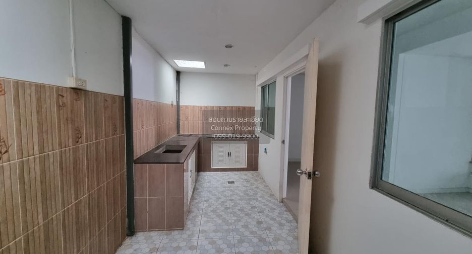 Casa adosada en venta de 4 habitaciones en Krathum Baen, Samut Sakhon