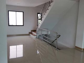 Продажа 3 спальни таунхаус в Сапхан Сунг, Бангкок