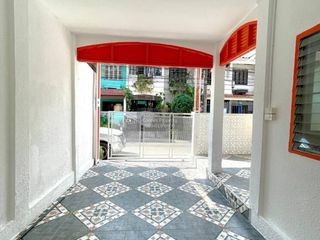 Casa adosada en venta de 3 habitaciones en Thanyaburi, Pathum Thani