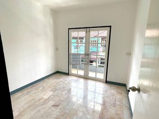 Casa adosada en venta de 3 habitaciones en Thanyaburi, Pathum Thani