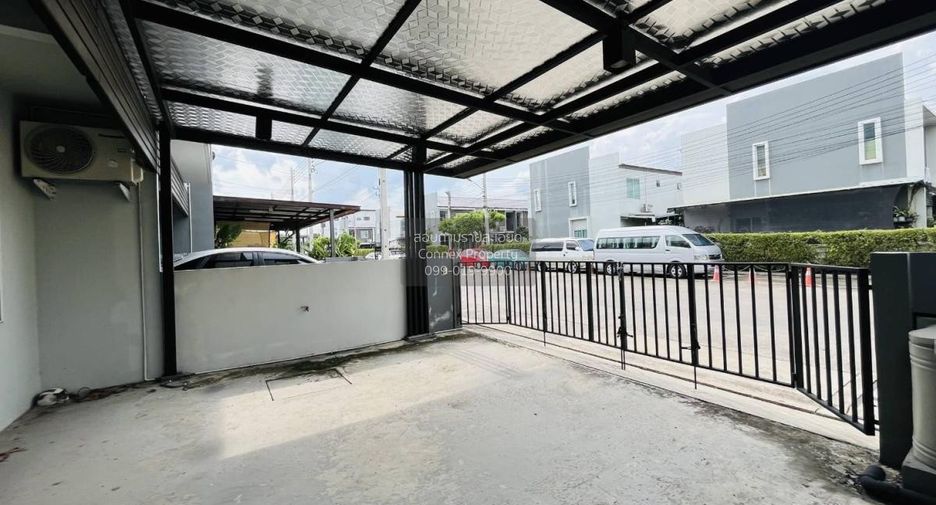 Casa adosada en venta de 3 habitaciones en Lam Luk Ka, Pathum Thani