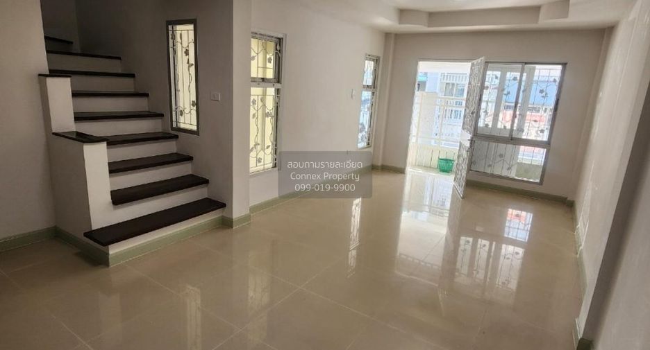 For sale 4 bedrooms townhouse in Mueang Samut Sakhon, Samut Sakhon