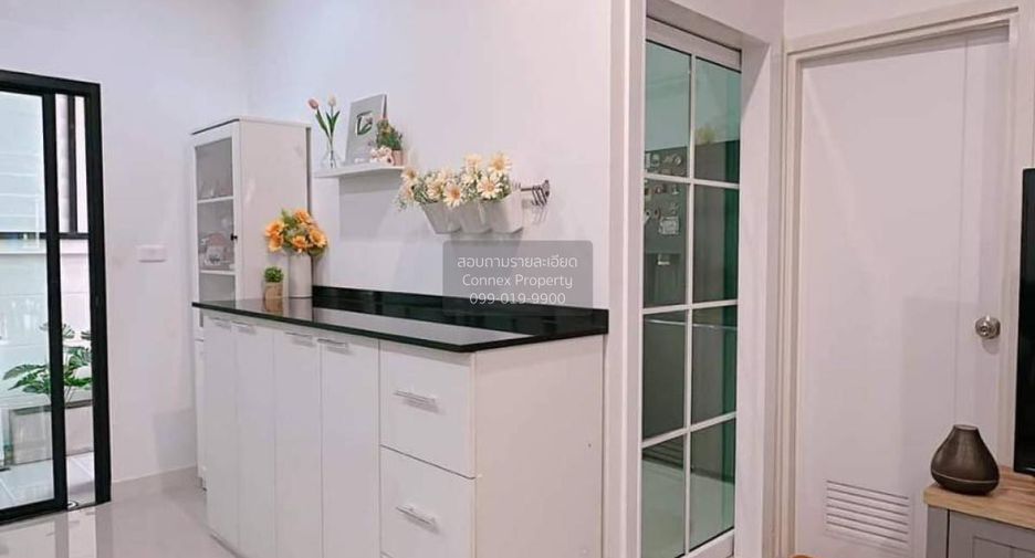 Casa adosada en venta de 3 habitaciones en Lam Luk Ka, Pathum Thani