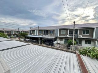 Casa adosada en venta de 3 habitaciones en Lam Luk Ka, Pathum Thani