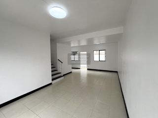 Casa adosada en venta de 3 habitaciones en Khlong Luang, Pathum Thani