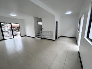 Casa adosada en venta de 3 habitaciones en Khlong Luang, Pathum Thani