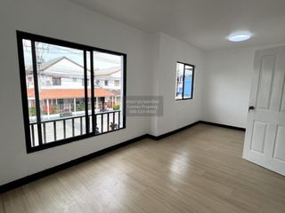 Casa adosada en venta de 3 habitaciones en Khlong Luang, Pathum Thani