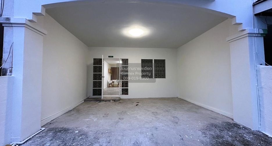 For sale 3 bedrooms townhouse in Mueang Samut Sakhon, Samut Sakhon