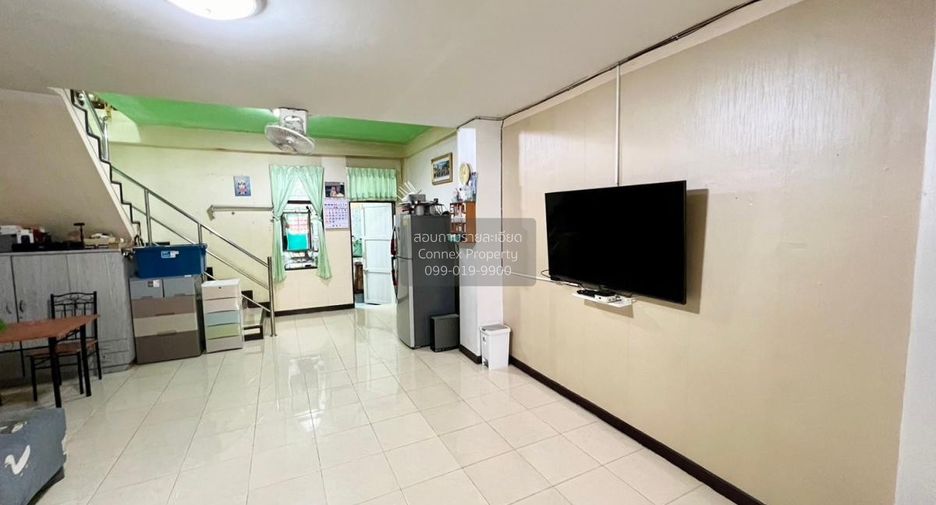 À vendre 3 chambres maison de ville à Krathum Baen, Samut Sakhon