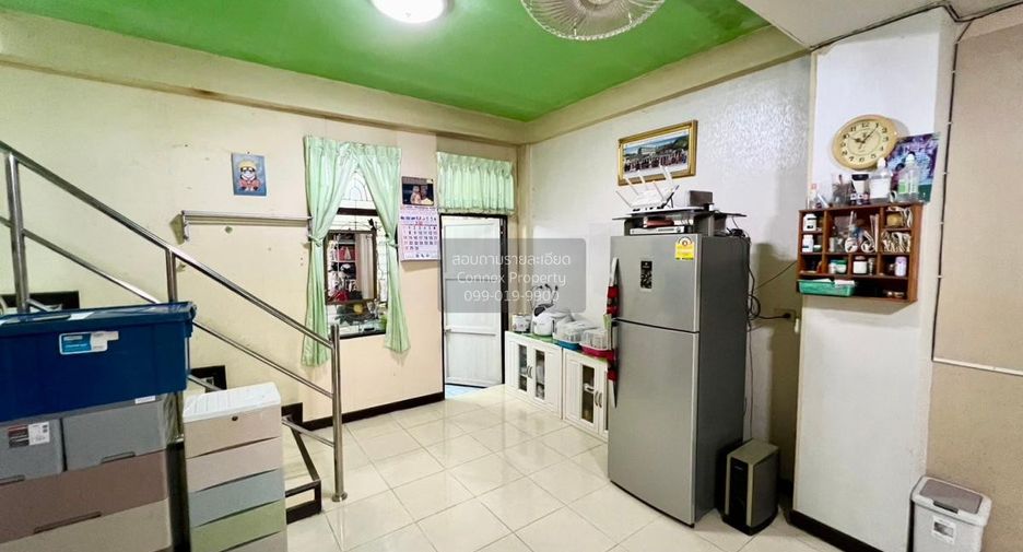 À vendre 3 chambres maison de ville à Krathum Baen, Samut Sakhon