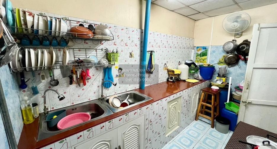 À vendre 3 chambres maison de ville à Krathum Baen, Samut Sakhon