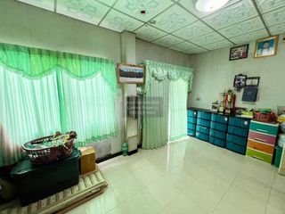 À vendre 3 chambres maison de ville à Krathum Baen, Samut Sakhon