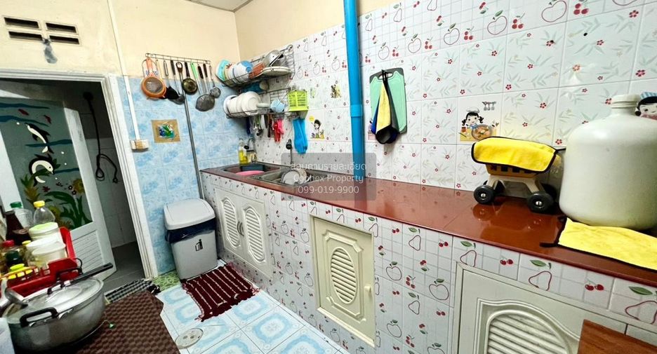 À vendre 3 chambres maison de ville à Krathum Baen, Samut Sakhon