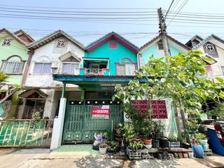 À vendre 3 chambres maison de ville à Krathum Baen, Samut Sakhon