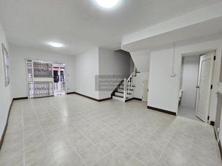 Casa adosada en venta de 3 habitaciones en Phra Samut Chedi, Samut Prakan