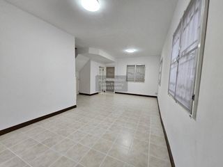Casa adosada en venta de 3 habitaciones en Phra Samut Chedi, Samut Prakan