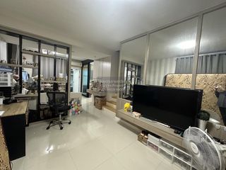 À vendre 3 chambres maison de ville à Krathum Baen, Samut Sakhon