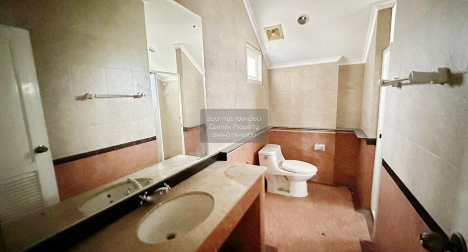 For sale 4 bedrooms house in Krathum Baen, Samut Sakhon