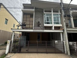 Casa adosada en venta de 3 habitaciones en Khlong Luang, Pathum Thani
