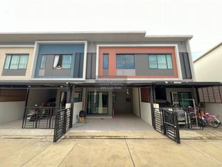 À vendre 3 chambres maison de ville à Krathum Baen, Samut Sakhon