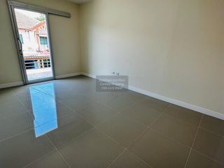 Casa adosada en venta de 3 habitaciones en Thanyaburi, Pathum Thani
