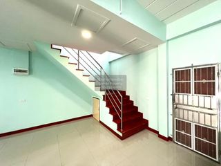 À vendre 3 chambres maison de ville à Krathum Baen, Samut Sakhon