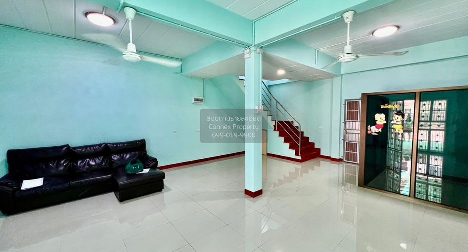 À vendre 3 chambres maison de ville à Krathum Baen, Samut Sakhon