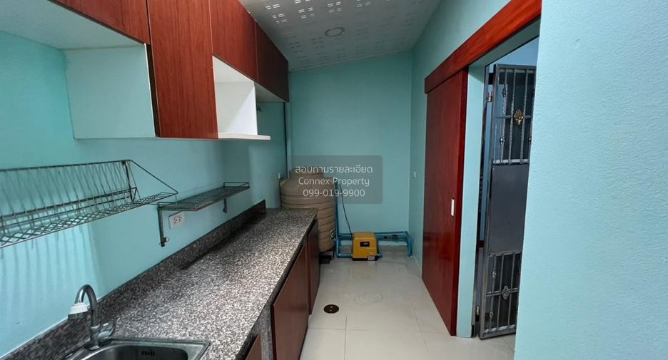 À vendre 3 chambres maison de ville à Krathum Baen, Samut Sakhon