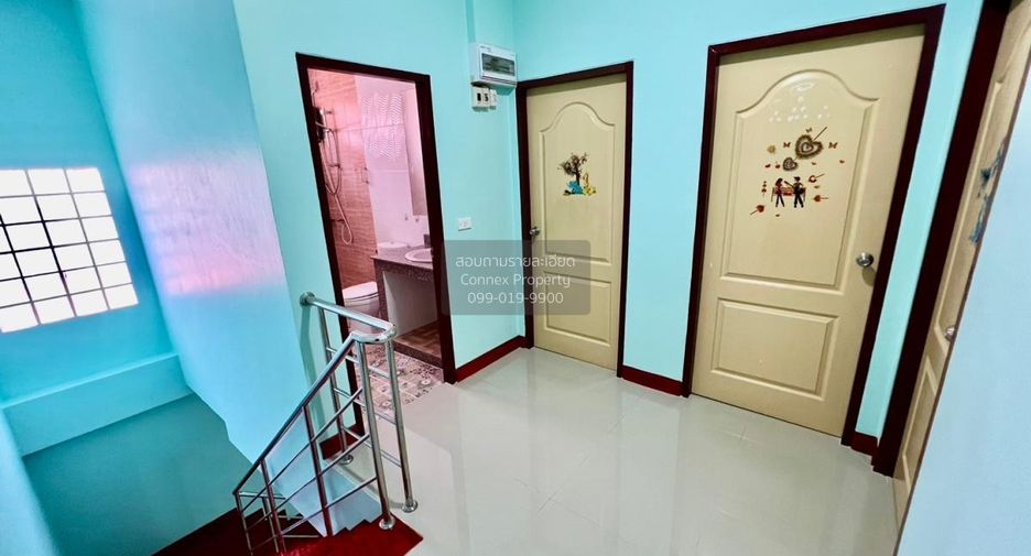 À vendre 3 chambres maison de ville à Krathum Baen, Samut Sakhon
