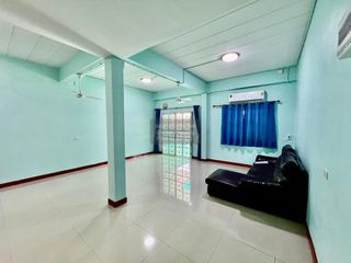 À vendre 3 chambres maison de ville à Krathum Baen, Samut Sakhon