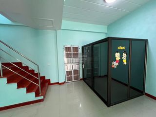 À vendre 3 chambres maison de ville à Krathum Baen, Samut Sakhon