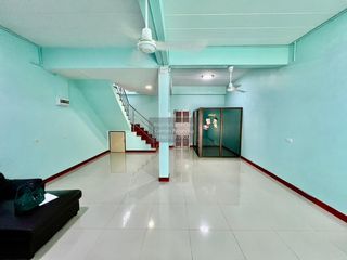 À vendre 3 chambres maison de ville à Krathum Baen, Samut Sakhon