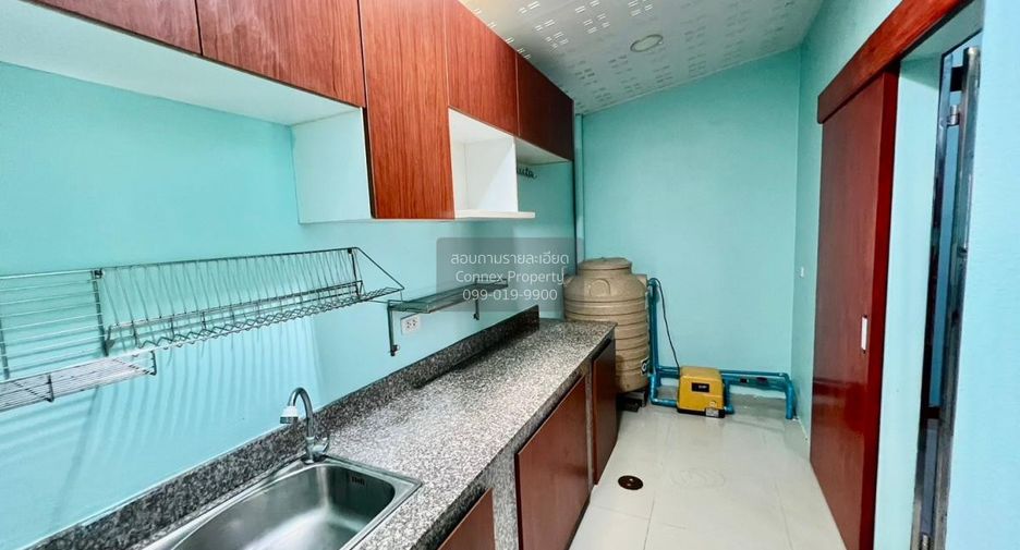 À vendre 3 chambres maison de ville à Krathum Baen, Samut Sakhon