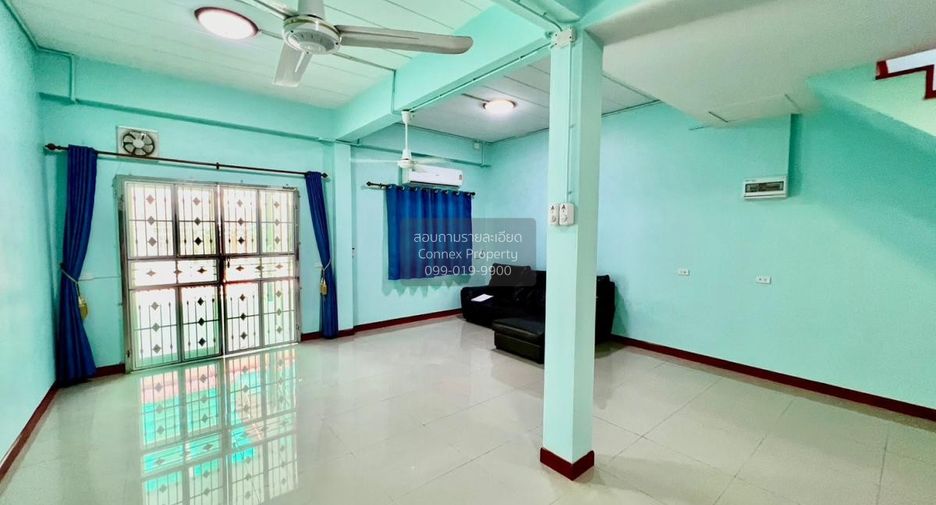 À vendre 3 chambres maison de ville à Krathum Baen, Samut Sakhon