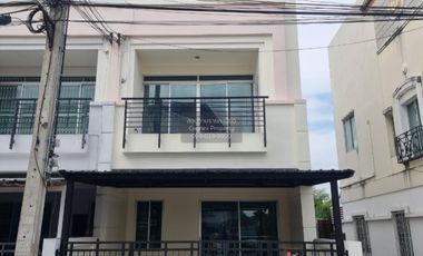 Casa adosada en venta de 3 habitaciones en Bang Khen, Bangkok