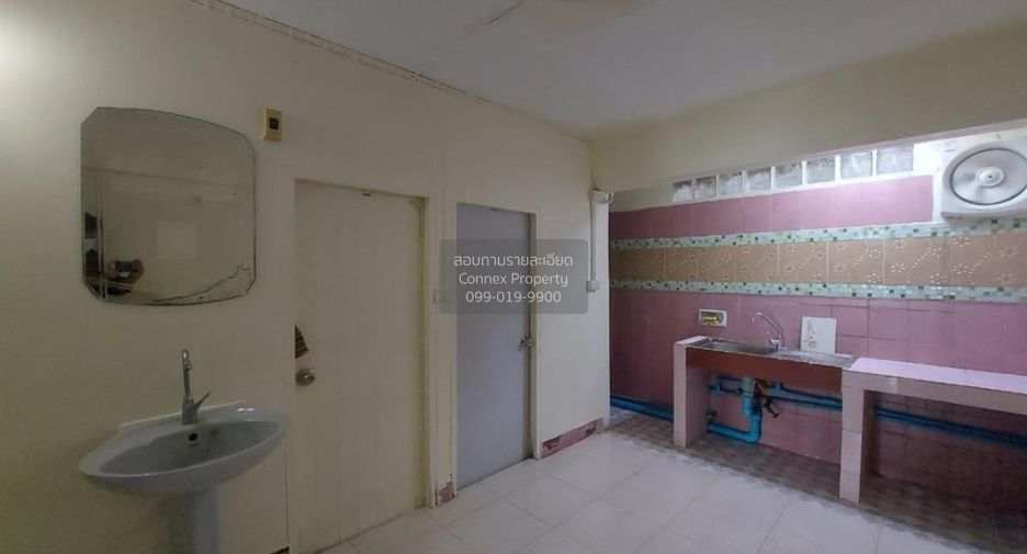 For sale 3 bedrooms retail Space in Nakhon Chai Si, Nakhon Pathom