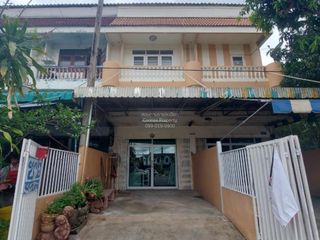 For sale 3 bedrooms retail Space in Nakhon Chai Si, Nakhon Pathom