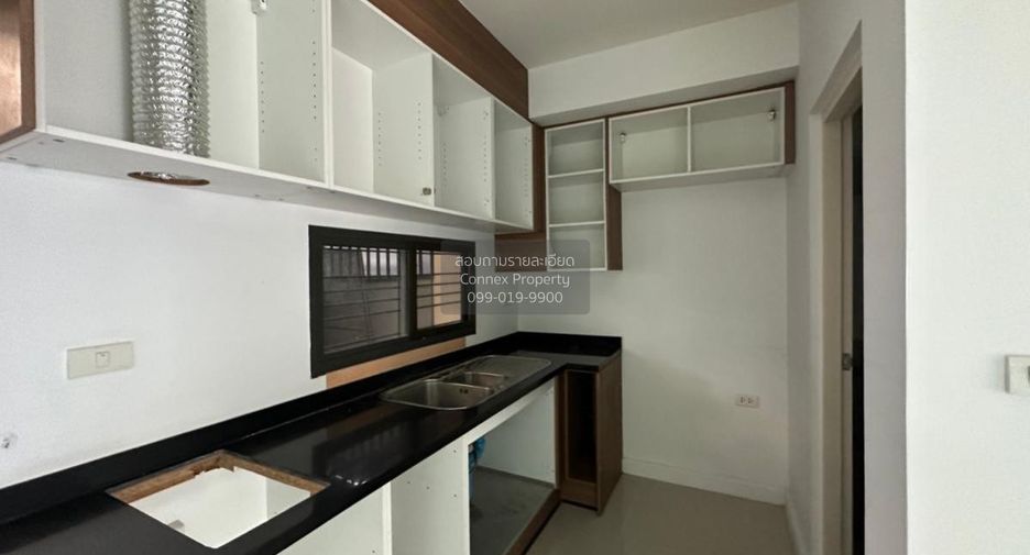 À vendre 3 chambres maison de ville à Chom Thong, Bangkok