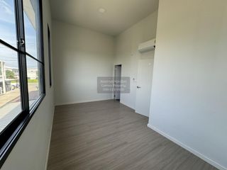 À vendre 3 chambres maison de ville à Krathum Baen, Samut Sakhon