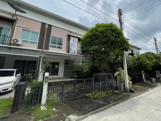 Casa adosada en venta de 3 habitaciones en Thanyaburi, Pathum Thani