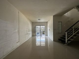 Casa adosada en venta de 3 habitaciones en Khlong Luang, Pathum Thani