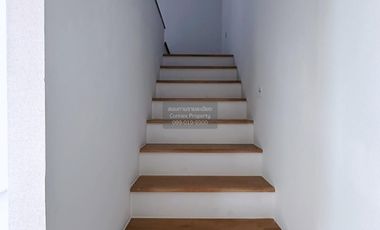 Casa adosada en venta de 3 habitaciones en Saphan Sung, Bangkok