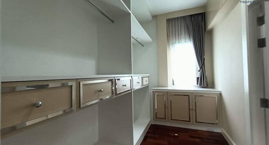 For sale 4 bedrooms house in Mueang Nonthaburi, Nonthaburi