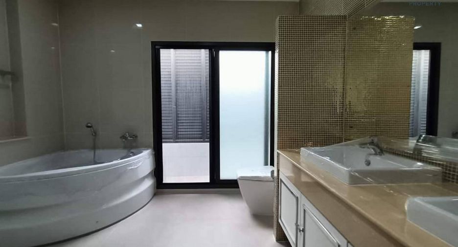 For sale 4 bedrooms house in Mueang Nonthaburi, Nonthaburi