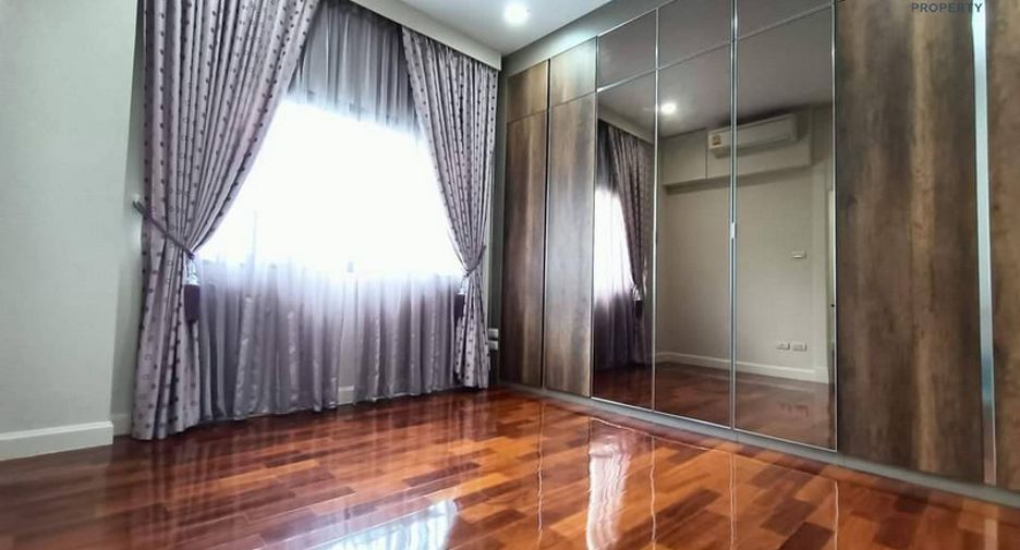 For sale 4 bedrooms house in Mueang Nonthaburi, Nonthaburi
