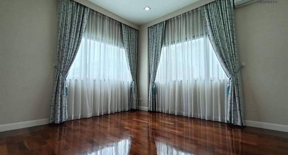 For sale 4 bedrooms house in Mueang Nonthaburi, Nonthaburi