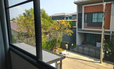 Casa adosada en venta de 3 habitaciones en Bang Yai, Nonthaburi