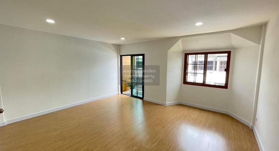For sale 4 bedrooms townhouse in Mueang Nonthaburi, Nonthaburi