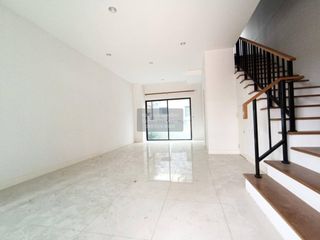 Продажа 3 спальни таунхаус в Сапхан Сунг, Бангкок