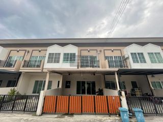 出售 4 卧室 联排别墅 在 Khlong Luang, Pathum Thani